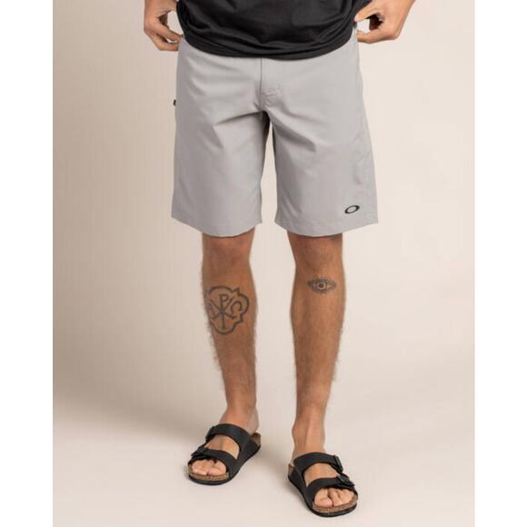 Mens OAKLEY Baseline 21" Hybrid Walk Shorts SIZE 38 | NEW WITH TAG - Picture 1 of 8